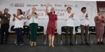 Claudia Sheinbaum entrega tarjetas de apoyo educativo a estudiantes en Colima.