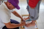 Evaluación médica a estudiantes en una escuela de Tlaxco.