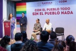 Mariana Espinosa durante conferencia sobre programas sociales en Tlaxcala.