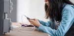 Foto: Cortesía Niño usando un teléfono celular con redes sociales bloqueadas.