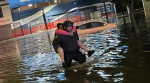 Rescate de personas durante inundaciones en Apizaco.