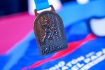 Comunicado oficial Presenta Lupita Cuautle playera y medalla de la 12ª edición del Medio Maratón del Día del Papá 2026