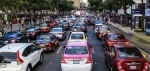 Automóviles circulando en una avenida de la Ciudad de México.