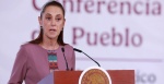 Claudia Sheinbaum hablando sobre economía con gráficos de inflación en México