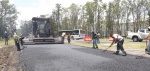 Trabajos de pavimentación en vialidades del estado de Puebla con maquinaria pesada.