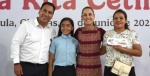 Claudia Sheinbaum entrega tarjetas de la Beca Rita Cetina a estudiantes en Chiapas.