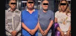 Policías resguardan a cuatro personas detenidas en Monterrey.