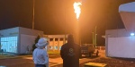 Personal supervisa la quema controlada de Gas LP en un gasoducto de Xicotepec.