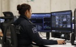 Mujer observa una patrulla durante un operativo en Tlaxcala.