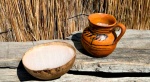 Productor sirve pulque tradicional elaborado con aguamiel de maguey
