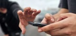 Personas en festejo masivo con alerta sobre robo de celulares y seguridad