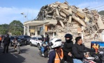 Personas buscan entre escombros tras un terremoto en Venezuela.