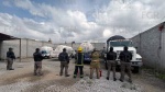 Pipas de gas aseguradas durante operativo de la FGR en Apizaco.