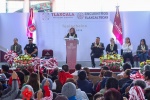 Lorena Cuéllar durante encuentro con habitantes de Teolocholco.