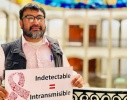 Persona trans realiza trámite en oficina del Registro Civil.