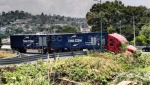 Policías estatales resguardan tráiler recuperado en Tlaxcala.