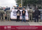 Foto: Cortesía Policías resguardan a dos detenidos en Atlangatepec.