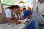 Foto: Cortesía Lorena Cuéllar entrega tarjetas de pensión en Apizaco