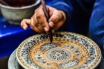 Artesanos elaborando piezas de talavera en Tlaxcala