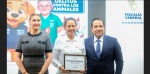 Ariadna Ayala recibe reconocimiento por bienestar animal