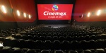 Sucursal de Cinemex con personas afuera