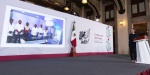 Adultos mayores realizando trámite de credencial de salud