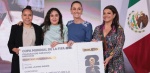 Foto: Cortesía Claudia Sheinbaum junto a ganadoras de boletos del Mundial 2026
