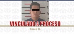 Policía detenido siendo presentado ante autoridades