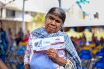 Tlaxcala, Tlax.,- La Secretaría de Bienestar ha puesto en marcha la dispersión de los recursos correspondientes al bimestre mayo-junio de 2026, beneficiando a los adultos mayores, personas con discapacidad, madres trabajadoras y participantes del programa Sembrando Vida en la entidad, el proceso se lleva a cabo de manera directa y sin intermediarios a través de la tarjeta del Banco del Bienestar.  Durante la conferencia de prensa matutina conocida como "La Mañanera del Pueblo", la titular de la dependencia, Leticia Ramírez Amaya, confirmó que el calendario de depósitos abarca desde el 4 hasta el 27 de mayo.  En sintonía con estas declaraciones, el delegado federal de Programas para el Desarrollo en Tlaxcala, Carlos Luna Vázquez, detalló que la entrega de los apoyos se realiza de manera escalonada, basándose en la primera letra del apellido paterno de cada beneficiario.  Las autoridades enfatizaron que el uso de la tarjeta del Banco del Bienestar permite una operación segura y transparente, facilitando tanto el retiro en cajeros automáticos como el pago directo en establecimientos comerciales y tiendas de autoservicio.  Con el fin de evitar largas filas y aglomeraciones en las sucursales, el delegado recordó que no es obligatorio retirar el dinero el día exacto del depósito, ya que los fondos quedan seguros dentro de la cuenta bancaria del usuario.  Además de los programas de apoyo económico, el delegado recordó a la población que continúa vigente la estrategia de credencialización para el Servicio Universal de Salud, un instrumento que garantiza el acceso y la atención médica en las instituciones públicas del Gobierno de México.