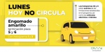 Autos circulando en ciudad con restricción vehicular