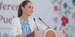 Persona recibiendo apoyo económico de programas del bienestar