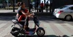 Scooter eléctrico circulando en calle con tráfico en la CDMX