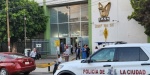 Policías y patrullas afuera de la clínica 55 del IMSS en Amalucan