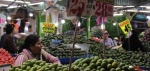 Personas comprando frutas y verduras en un mercado de México