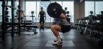 Foto: Cortesía Persona entrenando con mancuernas en un gimnasio