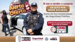 Policías revisan un vehículo durante operativo en Puebla.