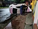 Jóvenes chocan Jetta contra árbol en Tlaxcala; terminan con lesiones menores